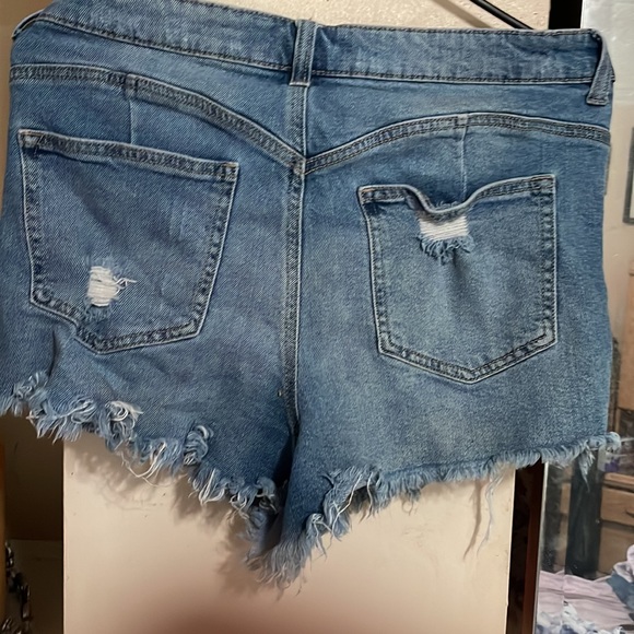COPY - COPY - Arita Jean cut off shorts, distressed sz 15/ 32 - Picture 3 of 3